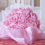 Букет розовых роз хорошо упакован