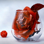 Красная роза в стеклянной вазе