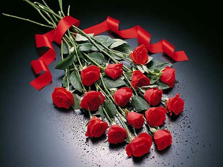 Букет красных роз с ленточкой