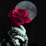 Красна роза в руке с цепью на фоне полной луны