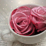 Бутоны розовых роз в кофейной чашке