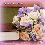 Свадебный букет из кремовых роз и фиолетовых цветов лежит...