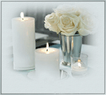 Свечки и букет белых роз в вазе