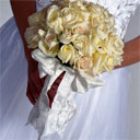 Букет роз в руках невесты