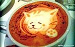  На <b>поверхности</b> кофе изображен котенок 