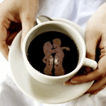  Чашка кофе с пеной в виде обнимающейся <b>пары</b> 