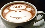  На <b>поверхности</b> кофе изображена обезьянка 