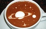  На поверхности кофе <b>изображены</b> планеты 