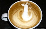 На поверхности кофе изображен дракончик