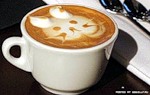 На поверхности кофе изображен зайка
