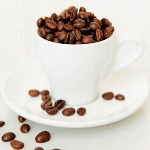 Чашка, наполненная кофейными зернами