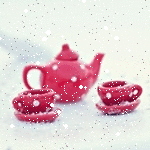 Чайник и чашки под снегом