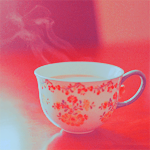 Чашка с горячим чаем на столе