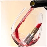 Вино наливают в бокал с помадой