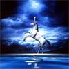  <b>Единорог</b> стоит в воде на фоне грозового неба и молний 