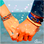 Двое влюбленных держатся за руки, на каждой руке браслеты...