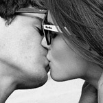 Поцелуй и даже очки не мешают