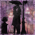Влюбленные целуются стоя  под зонтиком на ночной улице у ...