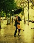 Влюбленная пара под зонтом в парке