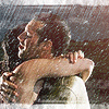 Влюблённая пара обнимается под дождём