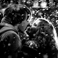 Романтичный поцелуй под снегом