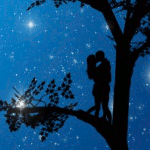 Влюбленные обнимаются, стоя на дереве, на фоне звездного ...
