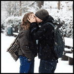 Влюблённые целуются зимою в парке