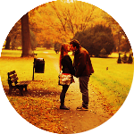 Влюбленная пара в парке целуются