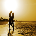 Влюбленные целуются на берегу моря