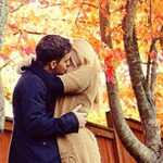 Пара целуется под деревом