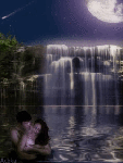 Влюблённые в озере у водопада