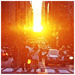  Солнце пробилось сквозь <b>высотные</b> здания и освещает улицу 