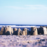 Маленьки замок из песка на фоне моря