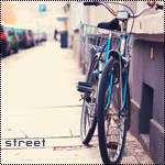 Велосипед стоит на улице (street)