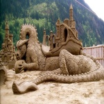 Замок из песка стоит на спине дракона