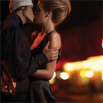 Пара целуется на улице