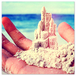 Маленький песчаный замок на руке, на фоне моря
