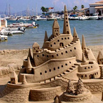 Песочный замок на фоне гавани