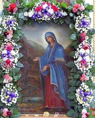 У источника (Пюхтицкая) икона Божией Матери (1)