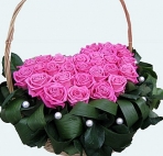  <b>Розовые</b> розы в корзине с зелеными листьями 