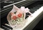 Розы на рояле