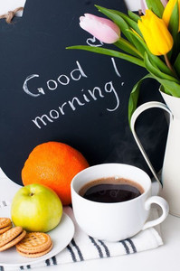  Доброго утра! Завтрак с фруктами и <b>тюльпанами</b> 