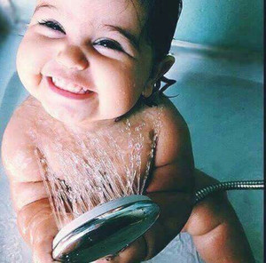  Доброго <b>утра</b>! Малыш принимает душ 