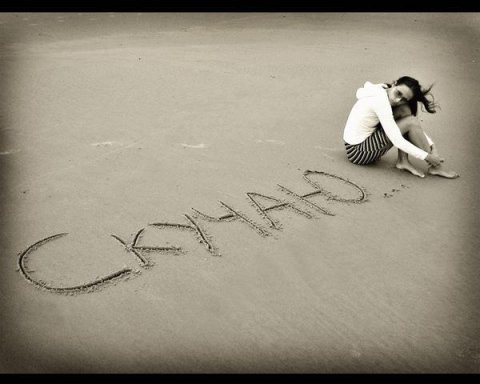 Скучаю! написала девушка на песке пляжа