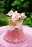 Тортик к завтраку, празднику украшен цветами розами с бан...