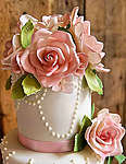  Тортик к <b>завтраку</b>, празднику украшен красивыми розами 