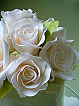 Тортик к завтраку, празднику украшен белейшими розами