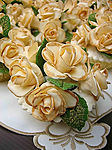 Тортик к завтраку, празднику украшен желтыми розами