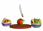 Режет яблоки
