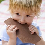  Малышка кушает <b>шоколадку</b> 